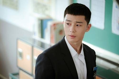 The Park Seo-joon ticket Roy finally comes on the air.JTBCs new gilt drama Itaewon Klath unveiled the first face-to-face of Park Seo-joon and Jang Dae-hee (Yoo Jae-myung), who announced the start of a tough bad performance on the 31st, ahead of the first broadcast.Here, I also caught the hot eyes of Roy, who swallowed Furious in the rain, and raised my curiosity about the first broadcast.The Itaewon Clath based on the next Web toon of the same name is a work of hip rebellion of youths who are united in an unreasonable world, stubbornness and passengerhood.Their entrepreneurial myths, which pursue freedom with their own values ​​in the small streets of Itaewon, which seem to have compressed the world, are dynamically drawn.The confrontation between Roy, who had been twisted since the first day of transfer, and the eldest son of the accident bundle of Jangga, Ahn Bo-hyun, has stimulated curiosity.Meanwhile, the first meeting between Park and Jang Dae-hee, which was unveiled, adds tension to the beginning of a tough bad performance.The cold eyes of the authoritarian chairman, who is hot with Liu Peiqi, and the authoritarian chairman without mercy, cross and create an unusual atmosphere.When he faces Park, the father of The Fountainhead and the chairman of the Jangga, who had not tolerated the atrocities of the Fountainhead and grabbed his fists, he raises his curiosity about whether he can defend his Xiao Xin.The reversal of Roy, who takes off the face of Boy and emits a dark aura in the ensuing photo, attracts attention. His eyes are filled with sadness and Furious.What will be the event that shook the whole life of the nineteen Boy Park, who was full of dreams and Liu Peiqi, and his story to be unfolded from the first broadcast is focused.Roy, who was tougher and harder than anyone, is intertwined with a tough vicious ring from his first meeting with the Jangga, said the production team of Itaewon Klath.Dont miss the crucial event that will change the life of Roy, but watch it, he said.Park Seo-joon also said, In the first broadcast, the past events that are the beginning of the story are drawn densely.I hope you can watch the beginning of Roy, who will unfold his dream in Itaewon, he said, and I will be able to fall into the charm of Roy, who keeps Xiao Xin without compromising injustice.Today (31st) will be broadcast first on JTBC at 10:50 p.m.