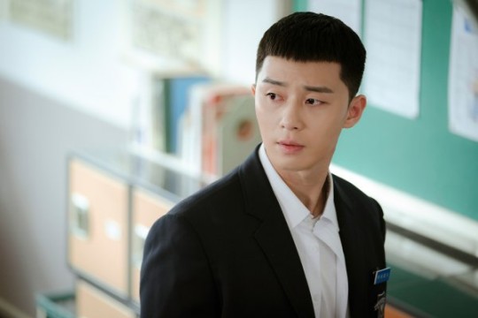 World Entertainment Streaming Service Netflix will serve JTBCs new gilt drama Itaewon Clath starring Park Seo-joon and Kim Da-mi.JTBCs new gilt, Itaewon Klath, will be broadcast on Netflix for the first time on the 31st.Asian, English, and Latin American regions, including Korea, will be released after the end of regular broadcasts every time from the first airing, and Japan and other regions will be released simultaneously on March 28th.Itaewon Clath is a work that depicts the rebellion of youths who are united in an unreasonable world, stubbornness and passengerhood.The next Web toon Itaewon Clath of the same name is a dynamic myth of those who pursue freedom with their own values ​​in the small streets of Itaewon, which seems to have compressed World based on the original.Park Seo-joon, who returns to Drama after a year and a half, plays the role of a straight-line young man, Park, who lives with a hot anger in his heart.His story, which dreams of a cheerful counterattack against the restaurant industrys big company, Jangga, will give a thrilling thrill.Kim Da-mi, a popular debutant with the movie Witch, challenges Drama for the first time as a high-powered Socio Pass Joyser with a god-like brain.He works as a genius assistant, working as a manager at the State Night Pocha, which was opened by Roy in Itaewon.The Itaewon Klath, which is expected to be a synergies created by the popular original and actors hot performances, will meet with former World viewers through Netflix from the 31st.Photo: Netflix