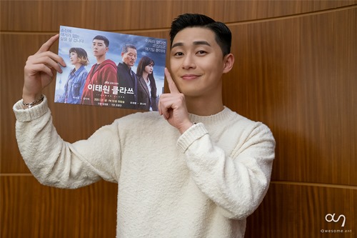 Actor Park Seo-joons Itaewon Clath is about to be broadcasted first.In JTBCs new gilt drama Itaewon Klath, which will be broadcasted at 10:50 p.m. on the 31st, Park Seo-joon took on the role of Roy, a passionate youthful young man, and once again announced the renewal of his life character.Park Seo-joon, who became a youth icon who believes and sees by Acting the image of a sympathetic white-bearing youth in Drama Ssam, My Way and the movie Youth Police, will show the struggle growth period of Roy, who does not compromise with injustice in this Itaewon Clath.Park is a straight-line young man who has been accepting Itaewon as a single conviction, and will expand the wide Acting spectrum, which is the strength of Park Seo-joon, to infinite extent and will draw sympathy and support from viewers.Park Seo-joon, who has obtained modifiers such as Loco King and Loco Bulldozer in his previous films, shakes his emotions with the romance of the loy ticket, the heartbeat of the Roy, which is awkward but unrelenting and careless in this Itaewon Clath.It is expected to steal the hearts of viewers by showing unpredictable romance with the opponent character in the play as well as the eyes and sweet voices that stimulate the love cells.Park Seo-joon will also show fantasy synergy with the class leading other teamwork.In addition to Family Chemie with five people in Danbam, the strongest teamwork and chemi are predicted to be the hottest and the most interesting.On the afternoon of the 31st, Park Seo-joon is shooting really hard on our drama Itaewon Clath through his agency.I sincerely hope that you will be very excited and will be conveyed to the viewers. JTBCs Drama Itaewon Clath, starring Park Seo-joon, Kim Dae-mi, Yoo Jae-myung and Kwon Na-ra, will be broadcast for the first time at 10:50 pm on the 31st.Photo: Awesome ENTY Provision