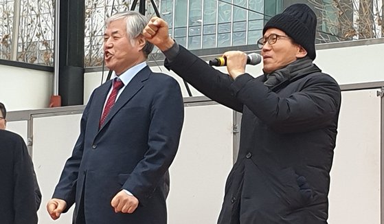 지난 2일 오전 전광훈 목사가 구속 전 피의자심문(영장실질심사) 출석을 하기 전 서울 서초구 서초동 서울중앙지법 앞에서 김문수 전 경기도지사와 함께 기독교 단체 회원과 자유연대 등 보수 계열 지지자에게 무대 인사를 하고 있다. [뉴스1]