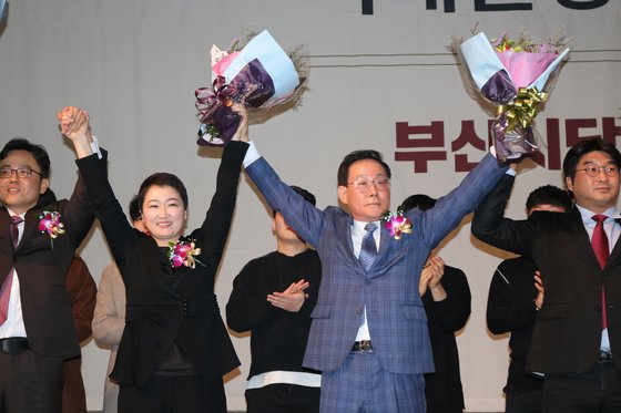 이언주 미래를 향한 전진당 4.0 대표(왼쪽 두번째)와 이종혁 전진당 최고위원(세번째)이 지난해 12월 28일 부산 국제여객터미널에서 열린 전진당 부산시당 창당대회에서 포즈를 취하고 있다. [뉴스1]