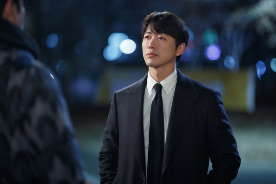 SBSs Stove League Namgoong Min and Jo Han-suns Kanggang () fight countdown scene was unveiled.The SBS gilt drama Stove League (playplay by Lee Shin-hwa/director Chung Dong-yoon/Produced Gil Pictures), which started broadcasting on December 13 last year, is a stone fastball office drama featuring a hot winter story in which the new head of the team, who has even dried up his fans tears, prepares for an extraordinary season.Namgoong Min and Jo Han-sun are playing the role of Baek Seung-soo, the new head of the first-class manufacturing team, who was newly appointed to the Dreams, and Any new, who became a Vikings player in the Dreams, respectively.In the last 11 endings, Dreams and Vikings, who came to Korea for battery training due to the decrease in support from their parent companies, met for a practice game, and Baek Seung-soo and Any New (Jo Han-sun), who had been facing each other for a long time, opened a second whisper that made them wonder.In this regard, Namgoong Min and Jo Han-sun are focusing their attention on the scene of the Ganggang Fighting Countermeasures, which is in conflict with a laser eye in a park, not a baseball stadium in the middle of the night.Baek Seung-soo, who took a walk on the night in the drama, and Any new, who blocked it, performed a bloody Daechi station.Baek Seung-soo looks at the near-by-new with a cool-faced look, gives a sharp look, while Any new shows a more and more poisonous appearance, and finally she shows dew on her eyes.Whether the third whistle will be born after the young Daechi station of these two men, the whitesmith is wondering whether he will make a bone-hitting stone fastball statement again.Namgoong Min and Jo Han-suns Ganggang Fighting Countermeasure scene was filmed in a park in mid-January.Especially, while filming Stove League, Namgoong Min and Jo Han-sun have digested a lot of confrontational scenes full of toxic tension.In fact, they are two people who are showing Chin Chin Chemie in a flat manner as if they were lost to each other, but when the shooting started, they amplified their instantaneous energy and produced a charismatic screen, which led to high response from the staff.Namgoong Min and Jo Han-sun make the scene tense when they go around the camera, but when they are finished, they give a pleasant atmosphere with a thick brotherhood that takes care of each other, the production team said. The extreme confrontation scene, which is open in the middle of the night, will give a strong impression to viewers.hwang hye-jin