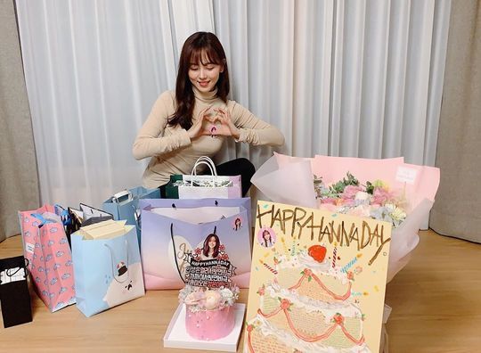 Actor Kang Han-Na thanked the fans for their support.Kang Han-Na posted several photos on his Instagram account on January 30, with the caption: Ive never had a birthday like this before, I wont forget it, thank you so much for our folks.Kang Han-Na in the public photo is leaving a certified shot in front of the birthday Gift given by the fans. Kang Han-Na is making a happy face with the camera.Kang Han-Nas youthful charm stands out.Park So-hee