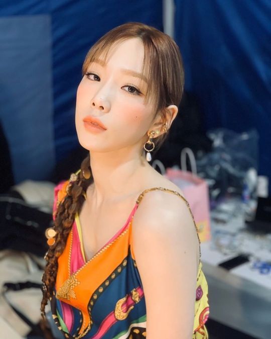 Taeyeon of Girls Generation has given off an extraordinary charm.Girls Generation Taeyeon showed a chic charm through her instagram on January 31st.In the photo, Taeyeon caught his eye with a dreamy yet chic look wearing a bright dress.You Yong-ju