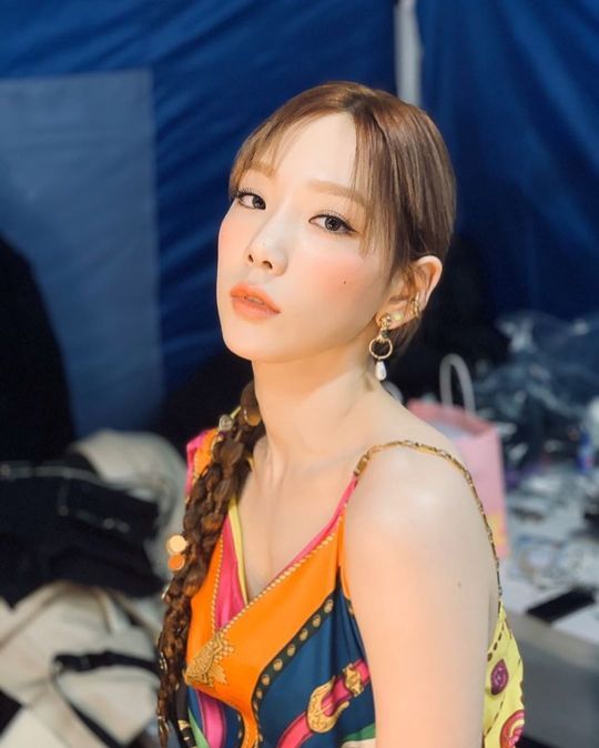 Taeyeon of Girls Generation has given off an extraordinary charm.Girls Generation Taeyeon showed a chic charm through her instagram on January 31st.In the photo, Taeyeon caught his eye with a dreamy yet chic look wearing a bright dress.You Yong-ju