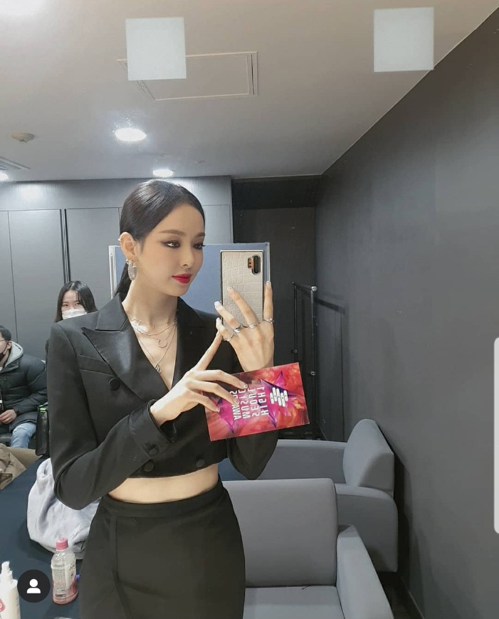 Actor Lee Da-hee showed off her glamorous beautiful looks.Actor Lee Da-hee vented a special aura through her Instagram on January 30.Lee Da-hee in the photo showed an attractive visual with RED lip and caught his eye in one body.You Yong-ju