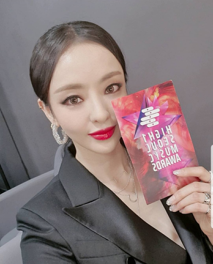 Actor Lee Da-hee showed off her glamorous beautiful looks.Actor Lee Da-hee vented a special aura through her Instagram on January 30.Lee Da-hee in the photo showed an attractive visual with RED lip and caught his eye in one body.You Yong-ju