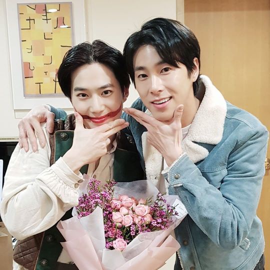 TVXQ Yunho has Cheered the group EXO leader Suho who is appearing in the musical Laughing Man.Yunho and Suho agency SM Entertainment official Instagram on January 31, Yunho went to Cheering Suho of the musical Laughing Man Gwynflen station and caught the moment together!If you have not seen it yet, please meet Myeonwin Flen, who is performing at the Opera Theater of the Seoul Arts Center! The photo shows Suho and Yunho smiling brightly; Yunho is shouldered to Suho, with their handsome visuals and a friendly atmosphere catching their attention.delay stock