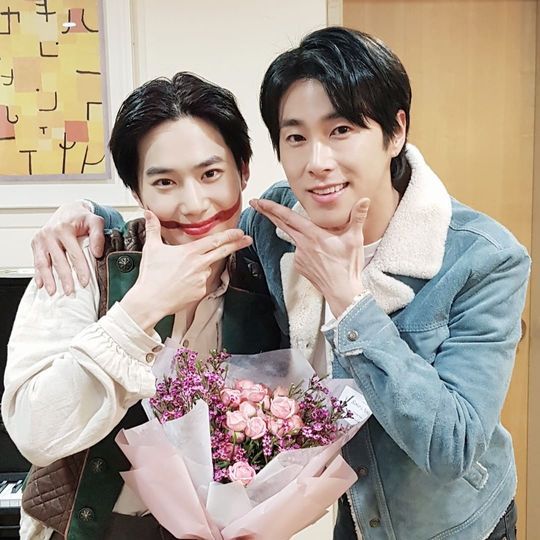 TVXQ Yunho has Cheered the group EXO leader Suho who is appearing in the musical Laughing Man.Yunho and Suho agency SM Entertainment official Instagram on January 31, Yunho went to Cheering Suho of the musical Laughing Man Gwynflen station and caught the moment together!If you have not seen it yet, please meet Myeonwin Flen, who is performing at the Opera Theater of the Seoul Arts Center! The photo shows Suho and Yunho smiling brightly; Yunho is shouldered to Suho, with their handsome visuals and a friendly atmosphere catching their attention.delay stock