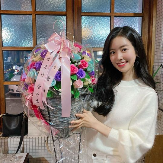 Actor Jin Se-yeon has released a photo of the TV CHOSUN Saturday Drama Gantaek - Womens WarJin Se-yeon posted a picture on his Instagram on January 31 with an article entitled Lets use it until the end and I miss it so much.Inside the picture was a picture of Jin Se-yeon with a basket of flowers; Jin Se-yeon smiles brightly at the camera.Jin Se-yeons innocent beauty catches the eye.The fans who responded to the photos responded such as Pretty, Thank you and The last shot.delay stock