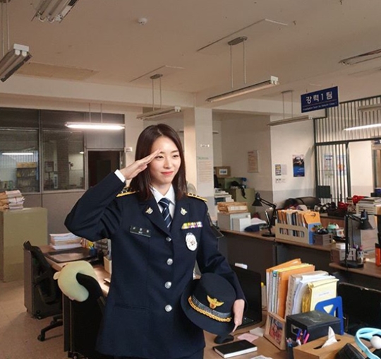 Actor Lee Yeon-hee flaunted her perfect beauty in a police uniform and performing Salute.Lee Yeon-hee posted a picture on January 30th on his personal Instagram with an article entitled Salute! Wait for the next week.Lee Yeon-hee in the photo is wearing a police uniform and doing Salute, which is eye-catching because the fishing hole is too small for a large uniform.Lee Yeon-hee is appearing as a hot-blooded detective Seo Jun-young in the MBC drama The Game: To the 0 oclock.Seo Jun-young, who Lee Yeon-hee plays, began working with Kim Tae-pyeong (Ok Taek-yeon), who sees peoples deaths to catch Koo Do-kyung (Lim Joo-hwan), who killed Lee Mi-jin (the most powerful woman) in the play.Choi Yu-jin