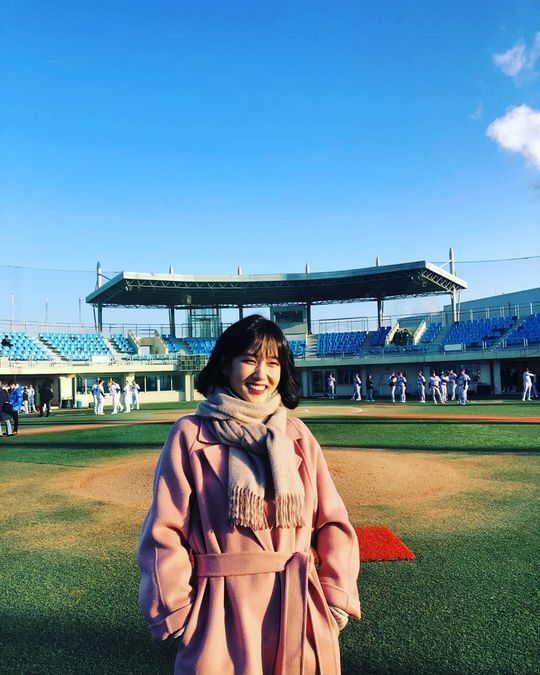 Actor Park Eun-bin released a behind-the-scenes photo of the Stove League.Park Eun-bin posted several photos on his instagram on January 31 with an article entitled Stove League battery training. Go Dreams.In the open photo, Park Eun-bin is waiting at the baseball field, which is in the midst of preparation for shooting.Flaunting her style with a pink coat and shawl, Park Eun-bin is making the moods of viewers feel good with a lovely smile.The netizens responded such as Dreams Fighting, I waited for today and Can it be so lovely?Lee Ha-na