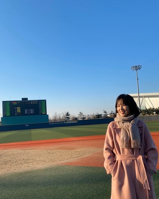 Actor Park Eun-bin released a behind-the-scenes photo of the Stove League.Park Eun-bin posted several photos on his instagram on January 31 with an article entitled Stove League battery training. Go Dreams.In the open photo, Park Eun-bin is waiting at the baseball field, which is in the midst of preparation for shooting.Flaunting her style with a pink coat and shawl, Park Eun-bin is making the moods of viewers feel good with a lovely smile.The netizens responded such as Dreams Fighting, I waited for today and Can it be so lovely?Lee Ha-na