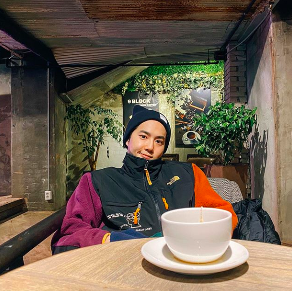 The current status of group EXO (EXO) Suho has been captured.Suho posted a picture of the recent situation on his personal SNS on the afternoon of the 31st.The photo shows Suho sitting in Cafe and drinking tea. Suhos gaze, sitting on a chair over a teacup, focuses attention.Especially in the photo, Suho was surprised by the size of a small face with a hat and a coat collar up to the tip of his chin.The space called Cafe, not comfortable attire and stage, is a sample of boyfriend, which is popular among Idol fans.Suho is the leader of the group EXO, which debuted in 2012; he is currently appearing in the drama How Are You Bread and the musical The Laughing Man.