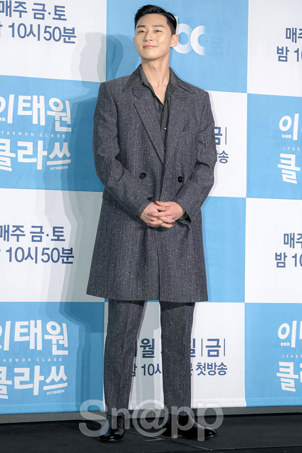 Park Seo-joon poses at the JTBC new Golden Todd Itaewon Clath production presentation at the Seoul Yeuido Conrad Hotel on the afternoon of the 30th.On the other hand, Itaewon Clath, the original webtoon of the same name, will be broadcasted on the 31st as a work depicting the youthful rebellion of youths in an unreasonable world, stubbornness and passengerhood.Written by Park Ji-ae, a photo of a fashion webzine,Park Seo-joon poses at the JTBC new Golden Todd Itaewon Clath production presentation at the Seoul Yeuido Conrad Hotel on the afternoon of the 30th.