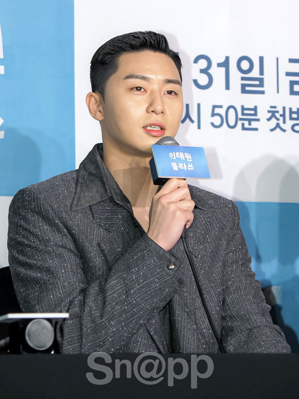 Park Seo-joon poses at the JTBC new Golden Todd Itaewon Clath production presentation at the Seoul Yeuido Conrad Hotel on the afternoon of the 30th.On the other hand, Itaewon Clath, the original webtoon of the same name, will be broadcasted on the 31st as a work depicting the youthful rebellion of youths in an unreasonable world, stubbornness and passengerhood.Written by Park Ji-ae, a photo of a fashion webzine,Park Seo-joon poses at the JTBC new Golden Todd Itaewon Clath production presentation at the Seoul Yeuido Conrad Hotel on the afternoon of the 30th.