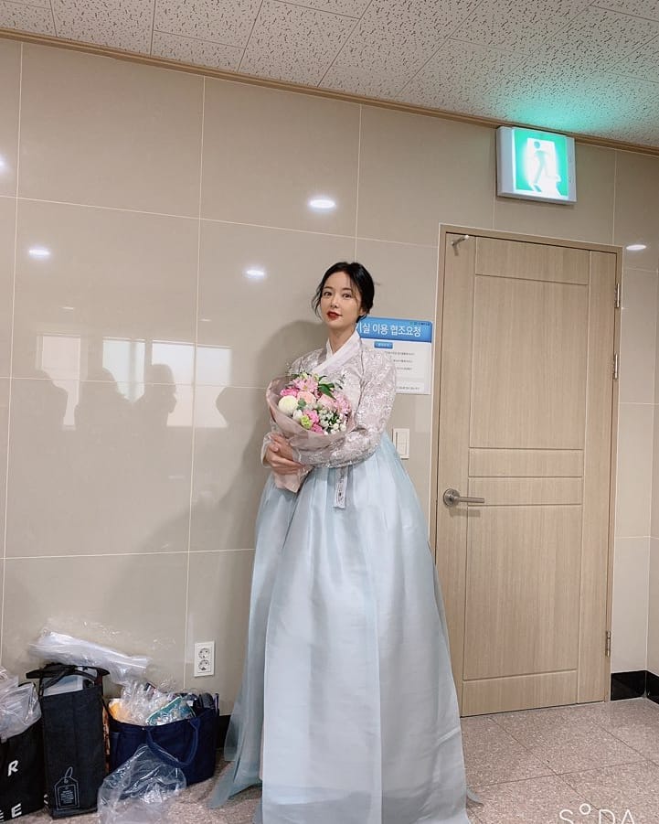 Actor Hwang Jung-eum has reported his recent situation.Hwang Jung-eum posted a picture on his instagram with a heart emoticon on the 31st.Hwang Jung-eum in the public photo is staring at the camera with an elegant gaze wearing a monochrome Korean traditional clothing.The netizens responded such as Korean traditional clothing Goddess jackpot, I want to see Jeong-eun actor quickly, Korean traditional clothing advertisement seems to come in and Corona be careful!Hwang Jung-eum will appear in the JTBC drama Ssanggappo Car scheduled to air this year.Photo: Hwang Jung-eum SNS