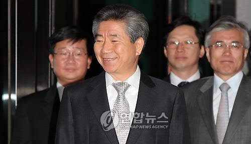 미소짓는 노무현 검찰에 소환조사를 받은 노무현 전 대통령이 2009년 5월 1일 새벽 서울 서초구 대검찰청을 나서며 취재진의 질문에 미소짓고 있다. 2009.5.1