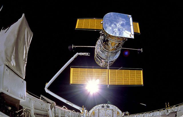 1990년 디스커버리호에서 분리되는 허블 우주망원경. NASA 제공