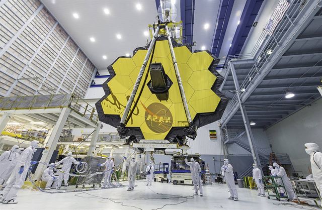 스피처 우주망원경의 뒤를 이을 차세대 망원경으로 기대를 모으고 있는 제임스 웹 우주망원경 제작 모습. 2020년 발사 예정이다. NASA 제공