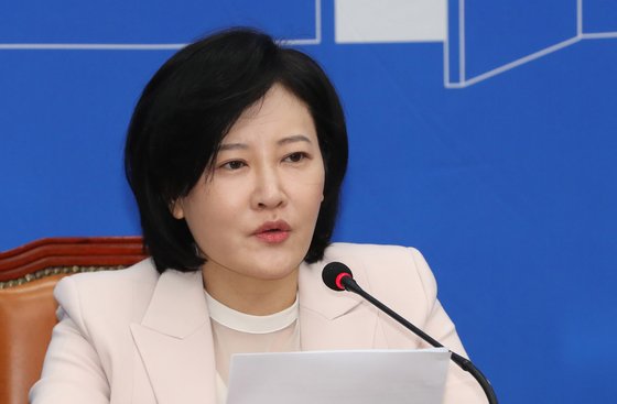 지난달 27일 오후 서울 여의도 국회에서 열린 더불어민주당 인재영입 발표에서 21대 총선 열세 번째 영입 인사인 '양승태 사법부 사법농단' 관련 의혹을 폭로했던 이수진 전 부장판사가 인사말을 하고 있다. [연합뉴스]