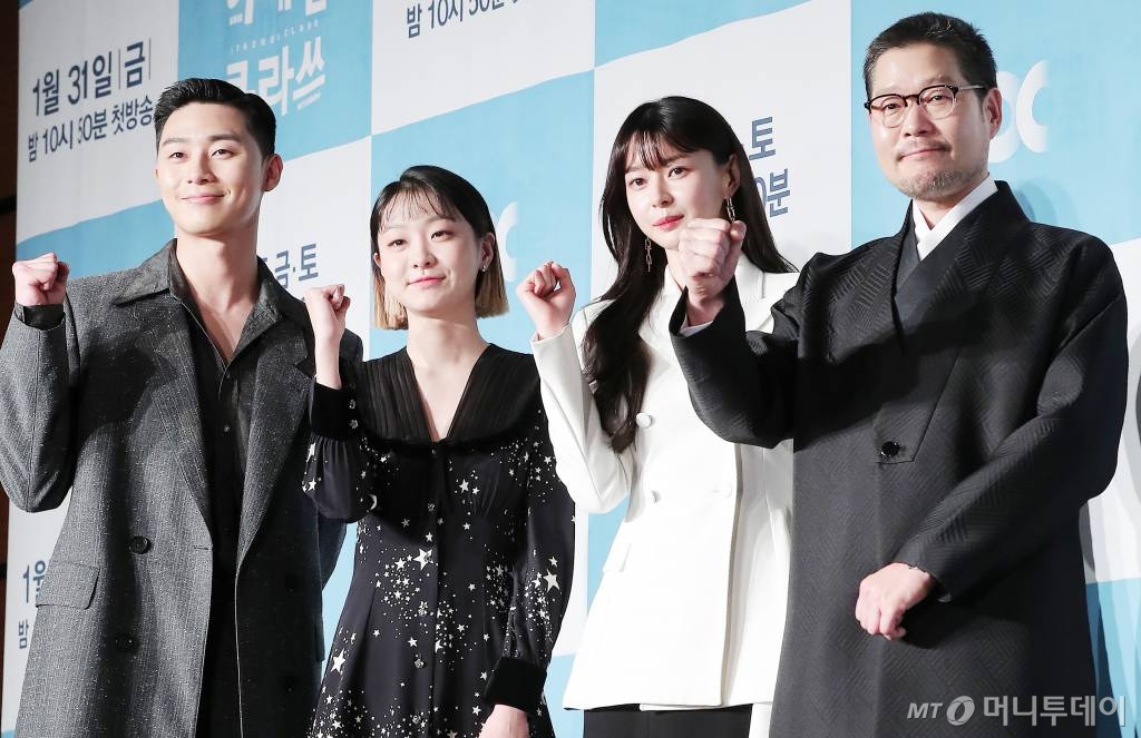 JTBCs new Drama Itaeuon Clath is the talk of the town: It has a 5 percent audience rating on its first broadcast.Viewers interest in Itaewon Clath, which started broadcasting at 10:50 pm on January 31, is hot.On the morning of the first day of broadcasting, it maintains the top ranking of real-time search terms on major portal sites.Itaewon Klath is a Drama based on the popular Web toon, which tells the stories of youths with different values.Actor Park Seo-joon, Kim Da-mi, Yoo Jae-myung, Kwon Na-ra and Kim Dong-hee will appear. It will air every Friday and Saturday night.In the first episode, the story of Park Seo-joon being expelled from school, setting up a store with his father, and his fathers death due to an accident were spread.Viewers responded, including: Park Seo-joons Acting was also beautiful and Times are pure (momental deletion).