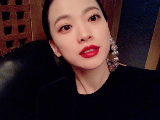 Actor Chun Woo-Hee shows off her water-soaked beautyChun Woo-Hee posted a picture on his Instagram on February 1, promoting his YouTube channel, saying, I have been back for a long time.In the open photo, Chun Woo-Hee gathered attention with colorful makeup and earrings.Chun Woo-Hee showed off her seemingly lumbering charm with fascination eyes and intense RED lip.The netizens responded that they wanted to see, I am so beautiful, and My eyes are so beautiful.Lee Ha-na