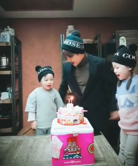 <p> Samsung Group EXO Kai with Happiness one birthday spent.</p><p>Kai is 1 of their SNS, 1 May hi us next year, lets see!The letters with photos and videos to the public.</p><p>Public photos and videos from Kai birthday Cake to put in front of the Happiness one was. Kais a comfortable but chic everyday clothing fashion into it.</p><p>Kai last month 14th birthday was. 1994 student Kai this year only 25 years old.</p><p>Kai belongs to EXO is the last month to open ‘the 29th Seoul Music Awards’in this award and Hallyu special award and 2 gold medals to</p>