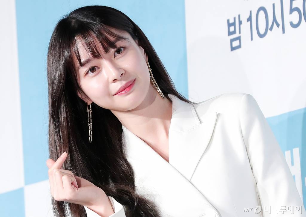 Actor Kwon Nara, who appeared in JTBCs Golden Drama Itaewon Clath, is a hot topic.In the second episode of Itaewon Klath aired on the last day, Park Seo-joon (played by Park Sae-roi) was reunited with First Love Kwon Nara (played by Oh Su-a).Park Seo-joon assaulted An Bo-hyeon (played by Jang Geun-won), who killed his father, and was jailed for seven years.Itaewon Klath is a story of youths who confront an unreasonable world with stubbornness and objectivity. Itaewon deals with the founding myths of those who pursue freedom with their own values ​​on the small streets of Itaewon.The second broadcast is well received by viewers, with Nielsen Koreas ratings of 5.3% nationwide and 5.6% in the metropolitan area.Especially, Kwon Nara, who came out as the first love station of Park Seo-joon, is focused.Kwon Nara, who has been attracting attention for her attractive appearance and acting, is an idol who debuted as Hello Venus in 2012.Since the trainee, he has been called Na Young per minute with a tall 172cm tall and small face.Since 2017, he has jumped into Actor in earnest and announced his face with Drama The Suspected Partner (2017), My Uncle (2018), To Dear Judge (2018), and Doctor Frisner (2019).In August last year, Actor Lee Jong-suk and romance rumor were also on the topic; both sides denied it as a close senior relationship.Lee Jong-suks recruitment of Kwon Nara to the agency Aman Project, which he runs, is reportedly inflated.Kwon Nara said at the production presentation of the drama held on the 30th of last month, I support not only Lee Jong-suk but also managers and staff.