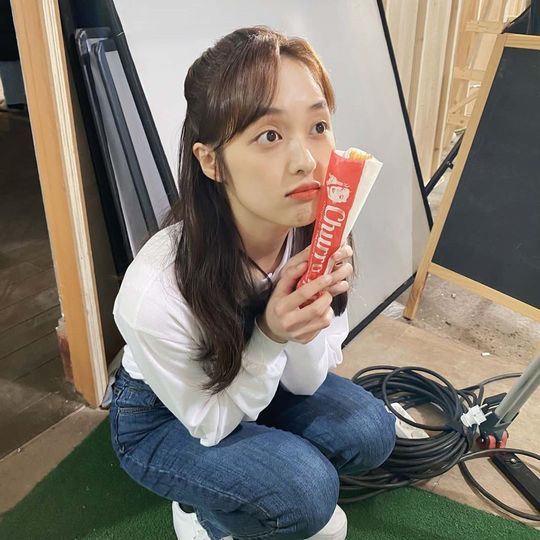 Actor Kim Bo-ra thanked Coffee or Tea Gift for her performance.Kim Bo-ra said on his instagram on February 2, Thanks to you who always care about me, I was happy today.Thank you again for coming a long way, and my aunt who gave me a good energy to cheer up the rest of the month! Thank you so much. Thank you for your great strength. The photo shows Kim Bo-ra with a Churos. Kim Bo-ra is making a cute face with his eyes wide open.Kim Bo-ras large, clear eyes and white-green skin without any blemishes make her look even more beautiful.The fans who responded to the photos responded, Im watching touch well, Im always careful about health, and Its so beautiful.delay stock