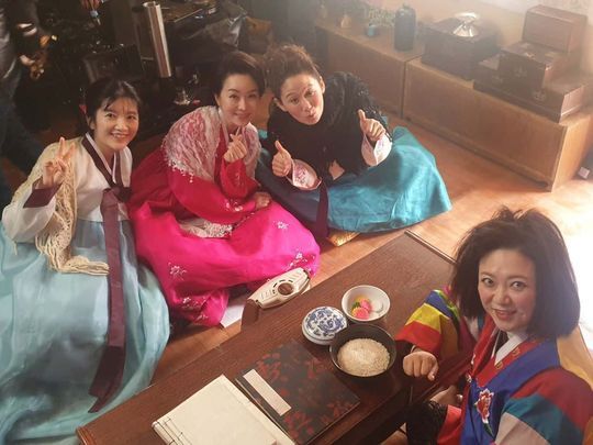 Gag Woman Kim Sook released a photo of the TVN Saturday drama Loves Unstoppable cameo certification.Kim Sook wrote on his Instagram account on February 1, In the end, you didnt see comrades Lee Jung hyuk.Loves unsettled acting sisters Kim Sun-Young, Kim Jung-nan, So-yeon Jang, Cha Chung Hwa and posted a picture.In the photo, Kim Sun-Young, So-yeon Jang, Kim Jung-nan and Kim Sook gathered together.Kim Sook, who turned into a fortune teller, is wearing a colored jersey; Kim Sooks comical look catches the eye.The comedian Yang Se-hyeong, who encountered the photo, commented, Hull box, Im watching now. Gag woman Shim Jin-hwa commented, Daebak! Sir! I am a 22-year friend of Cheonghwa.delay stock