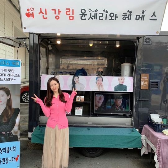 Actor Son Ye-jin thanked Jung Hae In, Song Yoon-ah for Coffee or Tea Gift.Son Ye-jin wrote on his Instagram account on February 2, The person who gets more beautiful with the day. Angel Yoona. Always warm and strong. I love you!Haine! Youre too busy, thanks to you! Im looking forward to the new drama. My Hemes! The people who hide my tiredness and make me perfect for me!I love you. Ill work hard until the end of my love so much Ill do it! Thank you and posted a picture.Inside the picture is a picture of Son Ye-jin standing in front of Coffee or Tea Gift, smiling brightly; Son Ye-jins dissipatingly small face size catches the eye.The neat atmosphere of Son Ye-jin also attracts attention.The fans who responded to the photos responded such as I love you, Be careful of the new corona and I am beautiful.delay stock