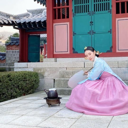 Actor Jin Se-yeon flaunted her simple figureJin Se-yeon posted a picture on his Instagram on February 2 with an article entitled Your Grace, You must be healthy.Inside the picture was a picture of Jin Se-yeon wearing a hanbok and a bathing pill; Jin Se-yeon is making a remorseful look at the camera.Jin Se-yeons disappearing small face size and distinctive features catch the eye.The fans who responded to the photos responded, What do you think you will put in the tang?, Im watching the house well and Im pretty.delay stock