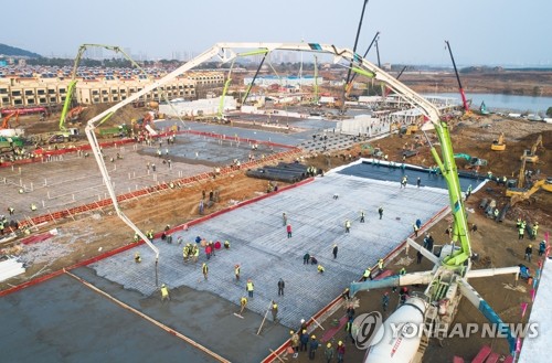 신종코로나 환자 수용할 중국 훠선산 병원 건설 현장 (베이징 신화=연합뉴스) 신종 코로나바이러스 감염증인 '우한 폐렴' 발병지 중국 후베이성 우한시의 훠선산 병원 건설 현장을 28일 촬영한 항공 사진. 이 병원은 우한 폐렴 환자가 급증하자 이들을 수용·격리하기 위해 우한시가 급조해 만들고 있는 응급 시설이다. ymarshal@yna.co.kr