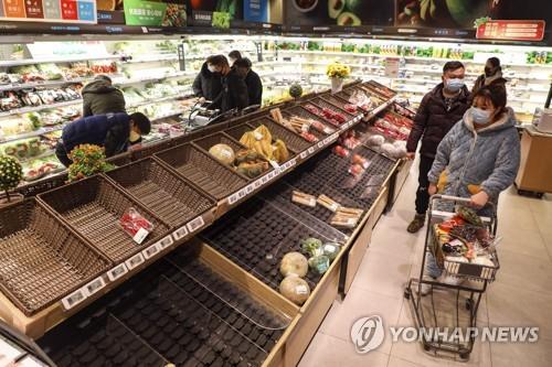 춘제 당일인 지난달 25일 중국 후베이성 우한의 한 슈퍼마켓 [AP=연합뉴스]