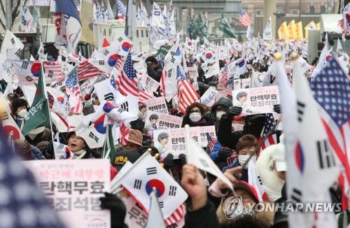 '박 전 대통령 석방 요구 집회' (서울=연합뉴스) 이진욱 기자 = 박근혜 전 대통령의 생일인 2일 오후 서울 남대문 앞에서 열린 보수단체 집회에서 참석자들이 박 전 대통령 석방을 요구하고 있다. 2020.2.2 cityboy@yna.co.kr