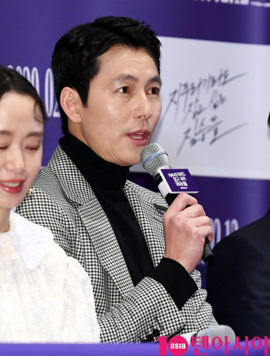 Actor Jung Woo-sung reportedly felt the staffs bewildering gaze toward him in the first film of the movie Animals Wanting to Hold a Jeep (hereinafter referred to as Jeep).On the afternoon of the 3rd, a media preview of the movie Zipuragirado was held at Megabox COEX in Samseong-dong, Seoul.Director Kim Yong-hoon, Actor Jeon Do-yeon, Jung Woo-sung, Bae Sung-woo, Yoon Yeo-jung, Shin Hyun-bin and Jung Ga-ram attended.Jung Woo-sung plays Tae-Young, an immigration officer who is suffering from debts due to his missing lover Yeon-hee.Jung Woo-sung said, I saw the staff and the bishop embarrassed at the first shooting.I first filmed the scene where Tae-Young was talking to Yeon-hee in the car, when the movie reached a dramatic situation.I felt the strange eyes of the staff (not the usual soft image) and tried to overcome them and show them the Tae-Young.The Zipuragirado is a crime drama of ordinary humans planning a hantang to take the money bag, the last chance of life. It will be released on the 12th.
