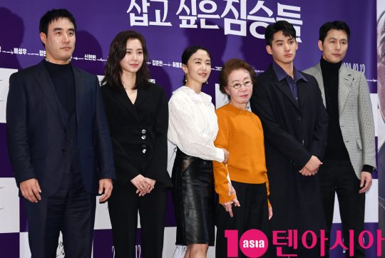 Actor Bae Seong-woo, Shin Hyun-bin, Jeon Do-yeon, Youn Yuh-jung, Jung Ga-ram, Jung Woo-sung (left) poses at a media preview of the movie Beasts Wanting to Hold a Jeep at Megabox COEX in Samsung-dong, Gangnam-gu, Seoul on the afternoon of the 3rd.The beasts that want to catch straw is a crime scene of ordinary humans who are trying to catch the worst of the worst to take the last chance of life, the money bag.Jeon Do-yeon, Jung Woo-sung, Bae Seong-woo, Youn Yuh-jung, Shin Hyun-bin and Jung Ga-ram will appear on the 12th.