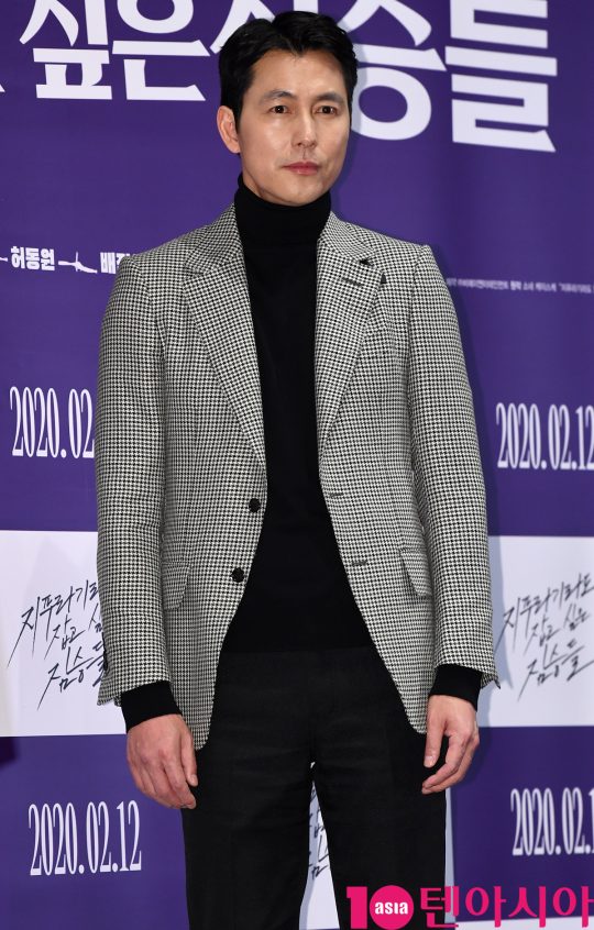 Actor Jung Woo-sung poses at a media preview of the movie Animals Wanting to Hold a Jeep at Megabox COEX in Samsung-dong, Gangnam-gu, Seoul on the afternoon of the 3rd.The animals that want to catch straws are the crime scenes of ordinary humans who are trying to capture the worst of the worst to take the last chance of life, the money bag.Jeon Do-yeon, Jung Woo-sung, Bae Sung-woo, Yoon Yeo-jung, Shin Hyun-bin and Jung-garam will appear on the 12th.