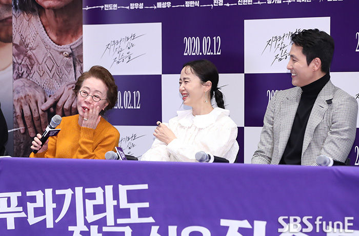 Actor Youn Yuh-jung (from left), Jeon Do-yeon and Jung Woo-sung have a question and answer session at the media distribution preview of the movie Wilds to Hold a Jeep at Megabox COEX in Seoul Gangnam District on the afternoon of the 3rd.