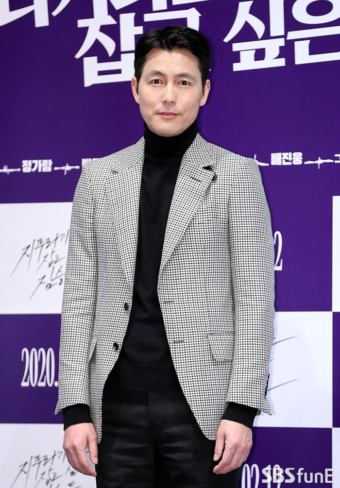 Actor Jung Woo-sung has a photo time at the premiere of the movie The Animals Who Want to Hold the Jeep at Megabox COEX in Seoul Gangnam District on the afternoon of the 3rd.