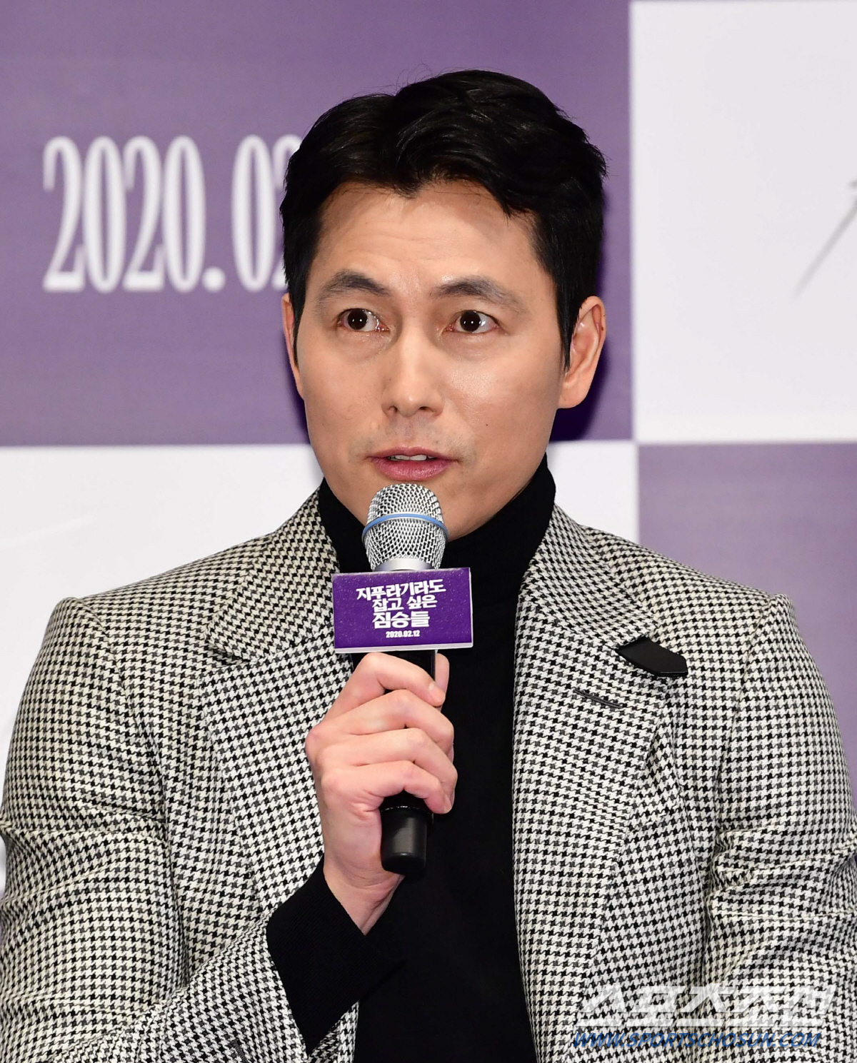Actor Jung Woo-sung said, I am worried that Hogu Character, it seems so fussy.On the afternoon of the 3rd, a premiere of distribution with the media was held at Megabox COEX in Gangnam-gu, Seoul, with the crime thriller The Animals Who Want to Hold a Jeep (directed by Kim Yong-hoon, produced by BA Entertainment and Megabox Central PlusM).On this day, the premiere was held by Jeon Do-yeon of Yeonhee Station, who erases the past and seeks others to live a new life, Jung Woo-sung of Tae-Young station, who was suffering from a bond due to his missing lover, and Bae Seong-woo of Jungman station, Youn Yuh-jung, Shin Hyun-bin of Miran Station, where the family collapsed due to debt, Jungaram of Jin Tae station, an illegal immigrant who does not choose means and methods, and director Kim Yong-hoon attended.Jung Woo-sung said, I tried to maximize the loopholes of my character. When I first filmed, Kim Yong-hoon and his staff were embarrassed.I tried to show Tae-Young by overcoming the strange eyes and emotions of Jung Woo-sung in the field. I needed to be more sure of Tae-Young than anyone else.I made it with that belief, but I am worried that I have been so upset when I saw the movie today. The animals that want to catch straws, based on the same novel by Sonne Kaske, are criminal dramas of ordinary humans planning the worst of the worst to take the money bag, the last chance of life.Jeon Do-yeon, Jung Woo-sung, Bae Seong-woo, Jung Man-sik, Jin Kyung, Shin Hyun-bin, Jung Garam, Park Ji-hwan, Kim Jun-han, Heo Dong Won, and Youn Yuh-jung.It will be released on the 12th.