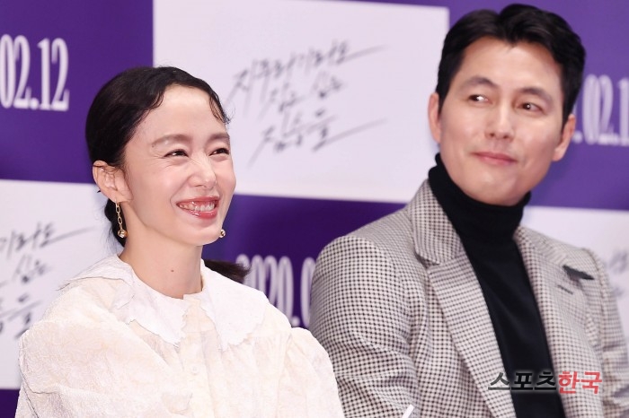 Actor Jeon Do-yeon, the lead character in the film The Beasts Who Want to Hold the Jeep (director Kim Yong-hoon/hereinafter referred to as The Jeep Lag), expressed satisfaction with his co-work with Jung Woo-sung for the first time in his life.I feel sorry that I do not have a lot of time together, so I wish I could make a co-work with Jung Woo-sung again, said Jeon Do-yeon.I was trying to act naturally and naturally, rather than giving strength because it was a so strong character, he said, responding to the act of Choi, president of the entertainment bar in Zipuragirado.Meanwhile, The Animals Who Want to Hold the Spray is a film about ordinary humans planning the worst of their lives to take the last chance of their lives, the money bag.