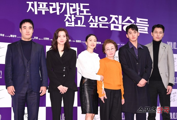 Bae Seong-woo, Shin Hyun-bin, Jeon Do-yeon, Youn Yuh-jung, Jung Ga-ram and Jung Woo-sung attend a media preview of the film The Animals Who Want to Hold Zippur (directed by Kim Yong-hoon) held at Megabox in COEX, Seoul Gangnam-gu on the afternoon of the 3rd.The beasts who want to catch even the straw is a crime scene of ordinary humans planning the worst of the worst to take the last chance of life, the money bag.Jeon Do-yeon, Jung Woo-sung, Bae Seong-woo, Youn Yuh-jung, Jung Man-sik, Jin Kyung, Shin Hyun-bin, Jung Ga-ram and others.Opening on February 12th.