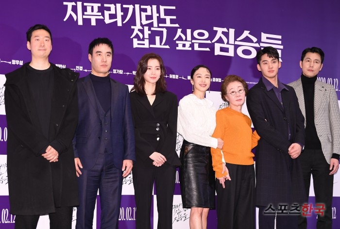 Bae Seong-woo, Shin Hyun-bin, Jeon Do-yeon, Youn Yuh-jung, Jung Ga-ram and Jung Woo-sung attend a media preview of the film The Animals Who Want to Hold Zippur (directed by Kim Yong-hoon) held at Megabox in COEX, Seoul Gangnam-gu on the afternoon of the 3rd.The beasts who want to catch even the straw is a crime scene of ordinary humans planning the worst of the worst to take the last chance of life, the money bag.Jeon Do-yeon, Jung Woo-sung, Bae Seong-woo, Youn Yuh-jung, Jung Man-sik, Jin Kyung, Shin Hyun-bin, Jung Ga-ram and others.Opening on February 12th.