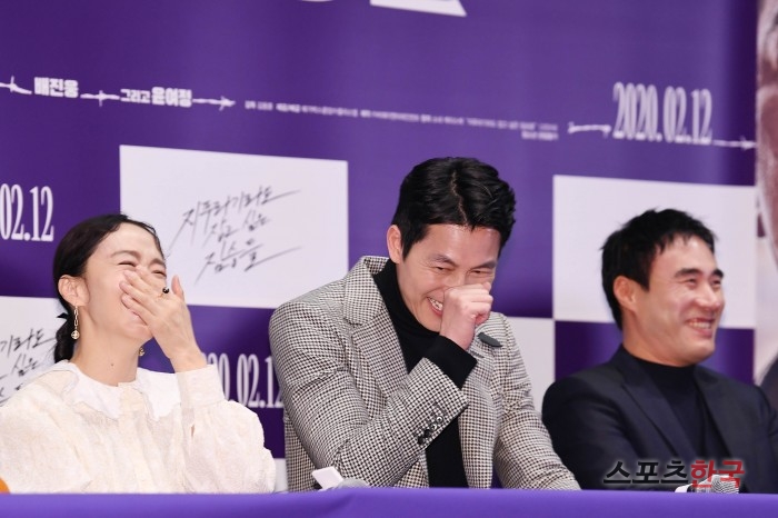 Jeon Do-yeon, Jung Woo-sung and Bae Seong-woo attend a media preview of the film The Animals Who Want to Hold a Jeep Lag (directed by Kim Yong-hoon) at Megabox, COEX, Seoul Gangnam District, on Thursday afternoon.The beasts who want to catch even the straw is a crime scene of ordinary humans planning the worst of the worst to take the last chance of life, the money bag.Jeon Do-yeon, Jung Woo-sung, Bae Seong-woo, Youn Yuh-jung, Jung Man-sik, Jin Kyung, Shin Hyun Bin, and Jeong Garam will appear.