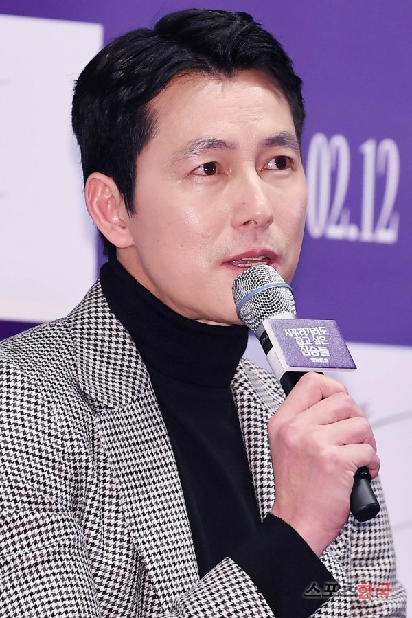 Jung Woo-sung attends a media preview of the movie The Animals Who Want to Hold a Jeep (directed by Kim Yong-hoon) at Megabox in COEX, Seoul Gangnam District, on the afternoon of the 3rd.The beasts who want to catch even the straw is a crime scene of ordinary humans planning the worst of the worst to take the last chance of life, the money bag.Jeon Do-yeon, Jung Woo-sung, Bae Sung-woo, Yoon Yo-jung, Jung Man-sik, Jin Kyung, Shin Hyun-bin and Jeong Ga-ram will appear.