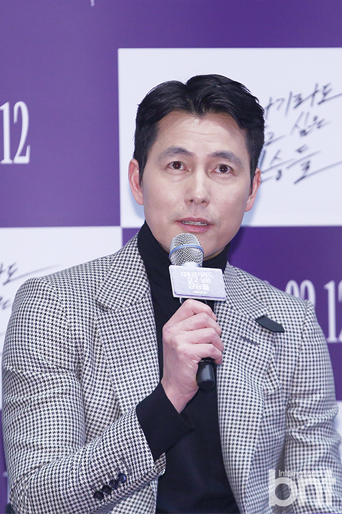 Jung Woo-sung, the beasts who want to catch straw, expressed his thoughts on his work with director Kim Yong-hoon.On the afternoon of February 3, a production presentation of the movie Animals Wanting to Hold a Jeep was held at the Seoul City Gangnam District Megabox COEX, attended by director Kim Yong-hoon, Actor Jeon Do-yeon, Jung Woo-sung, Bae Sung-woo, Yoon Yeo-jung, Shin Hyun-bin and Jeong Garam.I think we need to be able to look at each other without being impatient at the start of the work of an old actor and a new director, said Jung Woo-sung.If you have a strong will to shoot and do it perfectly, it can be a wall for communicating with Actor in the field, he said. From the perspective of Actor, you should keep a close eye on what the new director is using.I think Kim has been able to afford it, Jung Woo-sung added.On the other hand, the movie The Animals Who Want to Hold the Spray will be released on February 12th.news report
