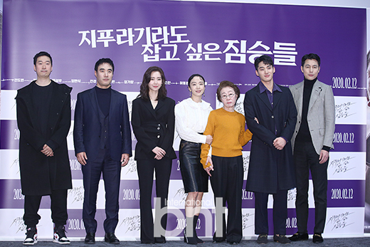 The media preview of the movie The Animals Who Want to Hold the Spray was held at Megabox COEX in Gangnam-gu, Seoul on the afternoon of the 3rd.Director Kim Yong-hoon, Bae Seong-woo, Shin Hyun-bin, Jeon Do-yeon, Youn Yuh-jung, Jung Ga-ram and Jung Woo-sung have photo time.The movie The Animals Who Want to Hold the Spray will be released on the 12th as a crime scene of ordinary humans who are trying to catch the worst of the worst in order to take the money bag, the last chance of life.news report