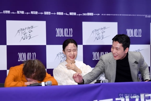 The Animals Who Want to Hold a Jeon starring Jeon Do-yeon, Jung Woo-sung, Youn Yuh-jung, Shin Hyun-bin, and Jeong Garam, is the most middle-class person who continues his familys livelihood with part-time jobs (Bae Sung-woo), It will be released on the 12th as a film about the story of Yeon-hee (Jeon Do-yeon), who wants to erase the past and live a new life, and a large amount of money bags appearing in front of three people.